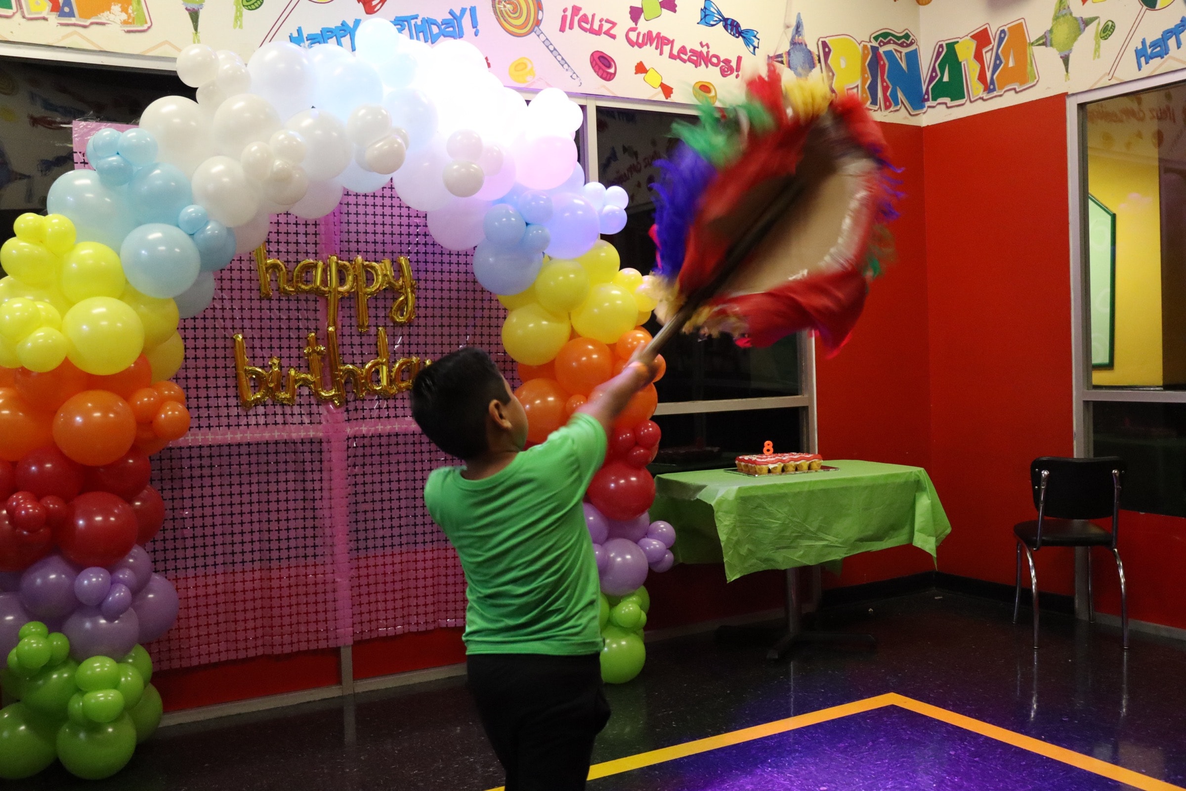 Niño golpeando la piñata en fiesta